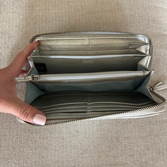 Vintage Coach Wallet Silver Soho Zoe Metallic Zip Around - Picture 5 of 7